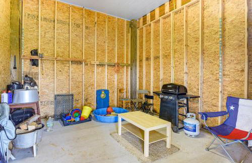 Walk to Shore Crystal Beach Home with Deck! - Foto 22