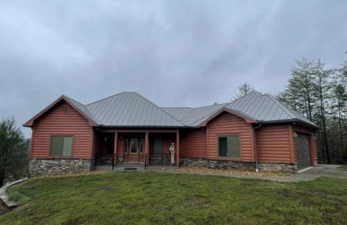 Nature lovers dream! Steps from fishing plus 140 acres of hiking! 4 Bedroom Home by RedAwning - Foto 2