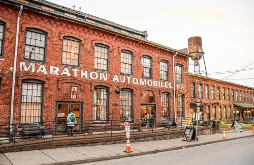 Stylish 3 Bed Retreat, Rooftop, Parking, Sleeps 10, Ensuite Baths, Bunk Room, Gourmet Kitchen, Cozy Living Space, Rooftop Views & Fire Table, Near Downtown, Distilleries & Marathon Village, 24 Hr Hospitality - Foto 34