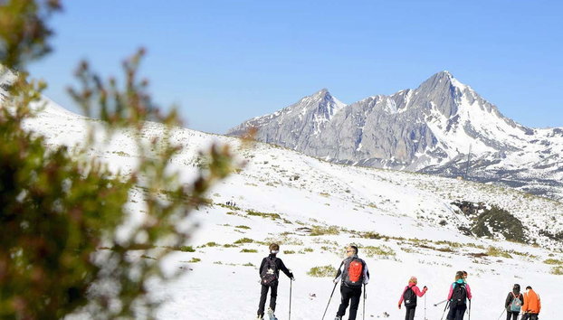 Fuentes de Invierno Snowshoeing Tour - Photo 5, Walking through the mountains