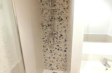 Modern Apartment with Terrace near the Center - Photo 19