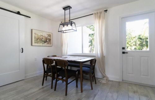 NEW Riverside Retreat with Pool - Foto 23