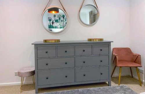 Spacious home with panoramic sea view, free parking EV & large garden - Photo 32