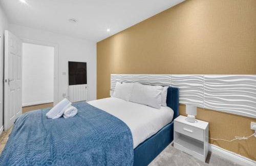 City Centre 2BR Apt with Balcony Access and Free Parking - Foto 17