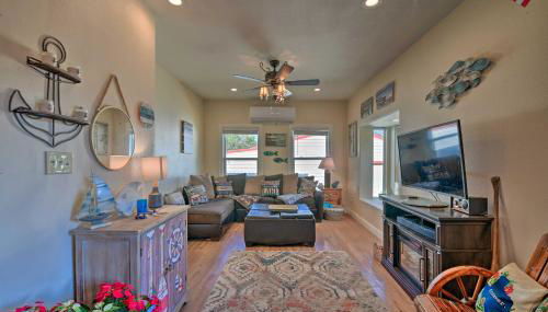 Steps to Lake! Charming Cabin Pool Access and Decks - Foto 3