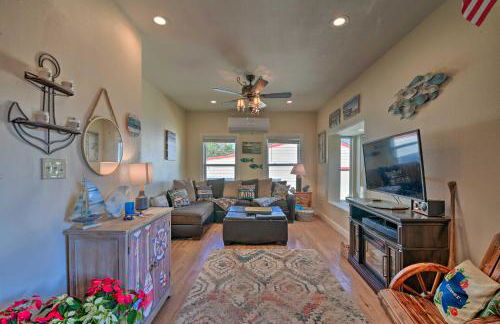 Steps to Lake! Charming Cabin Pool Access and Decks - Foto 3