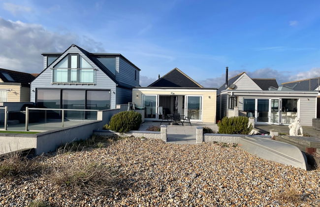 Contemporary Beachfront Bungalow With Direct Access to the Sea - Foto 34