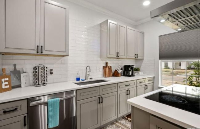 Experience Serenity in a 4br/3ba Downtown Home - Foto 9