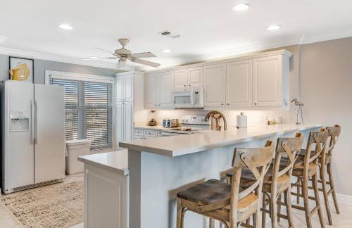 Dog-friendly beachfront dream with a wet bar & two furnished balconies - Foto 17