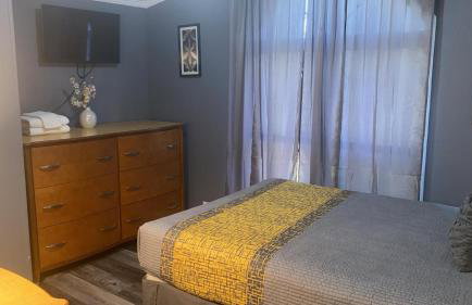 Cozy 3BR cabin with AC and Wi-Fi Fully Fenced - Photo 15