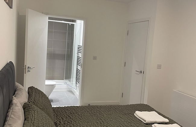 2 Bedroom Luxury Apartment in Barking - Photo 5