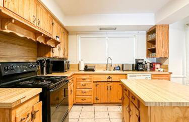 6BR Pool Escape for Friends and Family - LOU1 - BUR - Foto 22