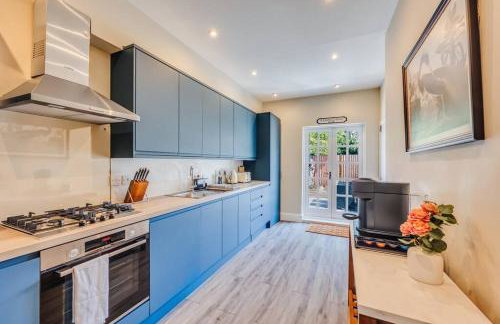 Beautiful 5 Bedroom 4 Bathroom House in W6 by Yoko Property - 10 minute's to Central London - Free Parking, Fast WiFi, Work Desks and SmartTVs with Disney and Netflix - Foto 32