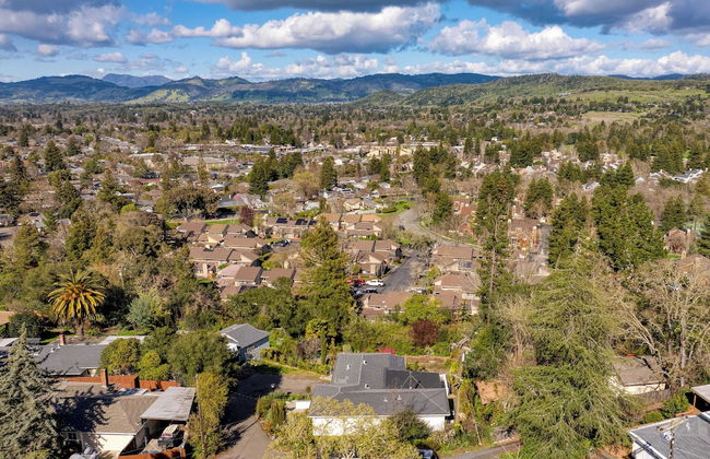 Modern Sonoma Stay w/ Spacious Deck, Views & Prime Location Bennett - Foto 12