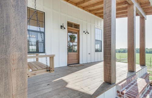 4-Acre Plot Farmhouse-Chic Retreat in Forest! - Foto 20