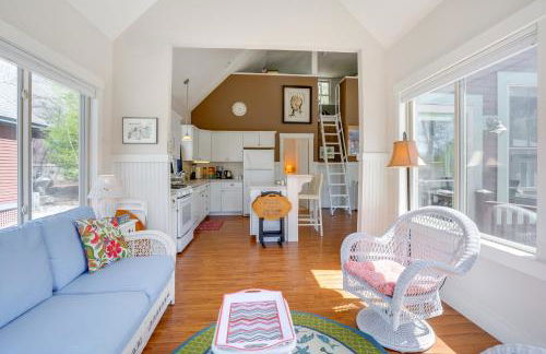 Lake Access and Pools Sun-Soaked Westford Cottage! - Foto 1