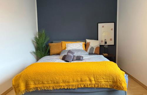 Frankfurt Work and Rest- 4 Bedrooms- 2 WCs- free Parking- 5 Queen size beds- Fast WiFi- roller shutters - Foto 1