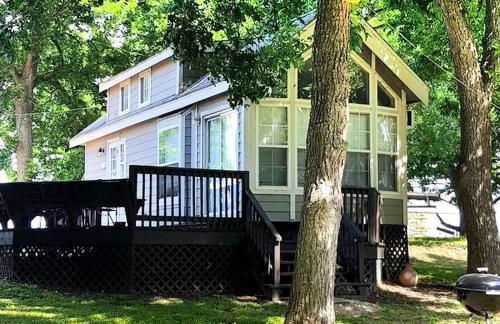 Comfortable Cottage Rental on the Shores of Lake Dunlap in Texas - Photo 1