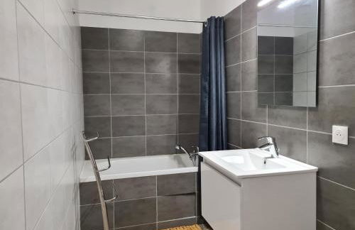 Maison tranquille avec jardin, proche Châteauroux, 4 ch., 3 sdb, terrasse, barbecue, parking - FR-1-591-358 - Photo 14