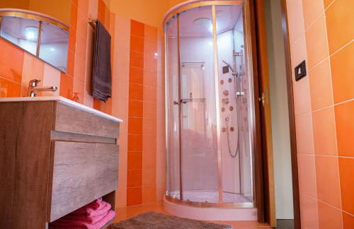 Wonderful downtown apartment-HD NETFLIX, KING-SIZE BED, two minutes' walk from metro - Foto 14