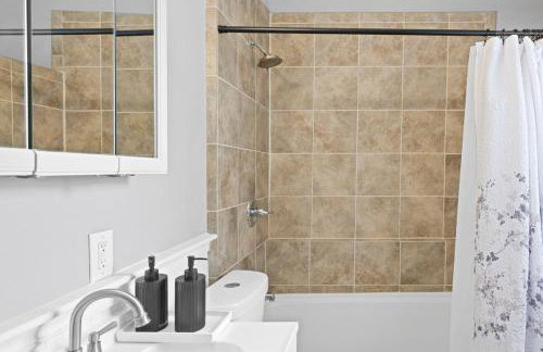 Cozy Home, 19 min to NYC, 3 Car Driveway - Foto 28