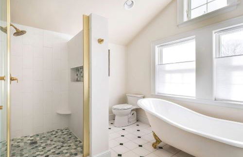 Stay at Beverly Shops - Photo 18