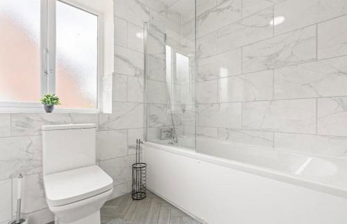 Modern 4-Bed, Parking, Pool Table, Sleeps 11 - Foto 13