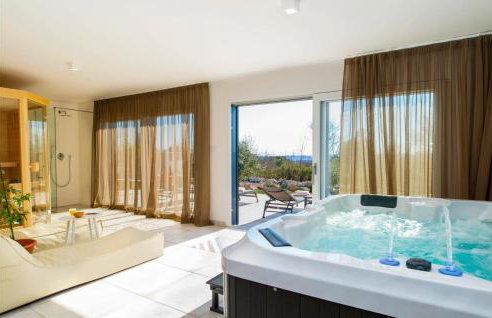 Villa with Swimming Pool, Outdoor Kitchen, Sauna, Hot Tub, Play Area, Sea View - Foto 10