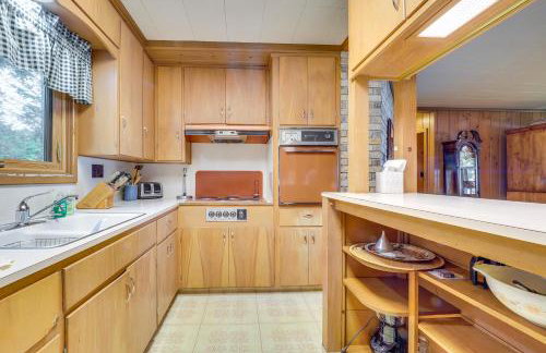 Waterfront Torch Lake Cottage with Dock and Fire Pit! - Foto 8