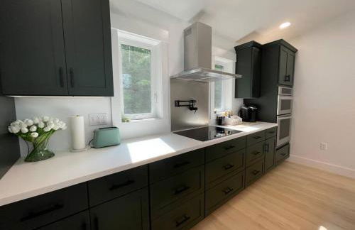 Luxe Modern Lakefront Oasis - Hot Tub, Sunset Views, Pet & Family Friendly! Close to UMF! - Foto 24