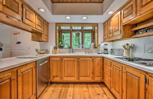 Luxe Plymouth Chalet with Indoor Pool and 3 Decks! - Foto 6