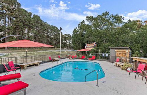 Stonegate Lodge King Bed, WIFI, 50in Roku TV, Salt Water Pool Room #103 - Foto 4