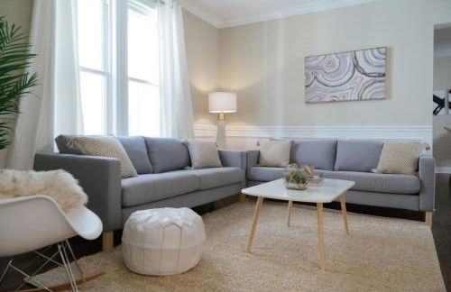 3BR Apartment Cozy, Great Location & Pet-Friendly- Central Stylish - Foto 1