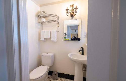 Historic Tudor Home, Heated Pool - Photo 37