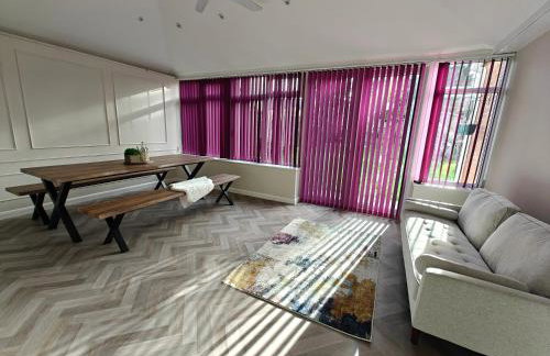 Spacious Solihull Home 5 Beds 2 Sofa beds - Max 10 - NEC BHX Spacious 4 Bedroom Home - NR JLR, Birmingham Airport, HS2 Sites, Resorts World, A45, M42 Mell Square - Regular Work Stays Available - By Samina, ARZ Stays - Photo 19