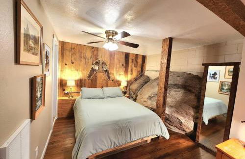 Bear Cave- Pet Friendly Suite in Shaver Lake - Foto 1