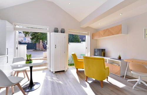 1 bedroom flat in centre of Odiham- free parking - Photo 7