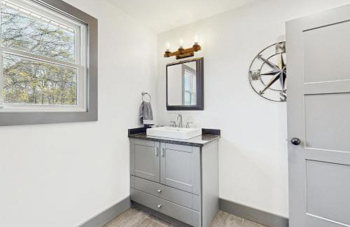 Outdoor Wonderland! Newly Built Home in Fort Ann - Foto 18