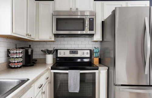 Capitol House - 3 Bed 1 Full and 1 Half Bath, Pet Friendly with Hot Tub walk to Lucas Oil Stadium - Foto 13