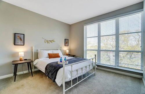 The Urban Oasis Garage Parking Walk-In Shower - Foto 4