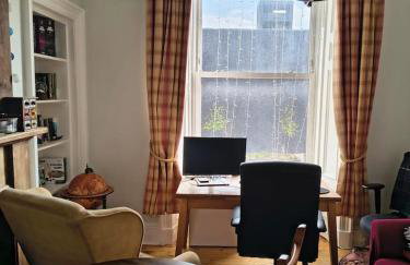 Charming City Flat for Couples & Families - Foto 32