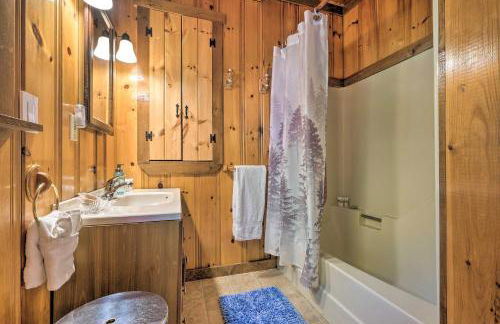 1 Mi to Downtown BBH Coastal Cabin with Deck and Yard - Foto 17