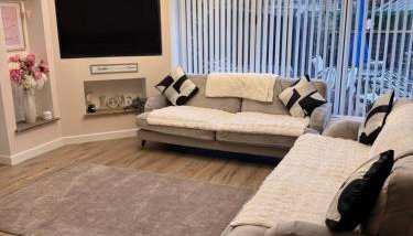 Stay solihull 5 mins to NEC and AIRPORT SLEEPS 9 contractor friendly 3 bathrooms driveway parking 3 - Foto 3