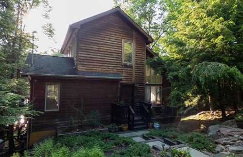 Whimsical Lakefront Chalet - Foto 9