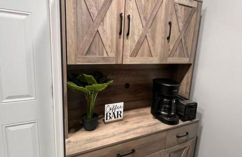 Cozy Modern Home with Large Fenced in Backyard - Foto 16