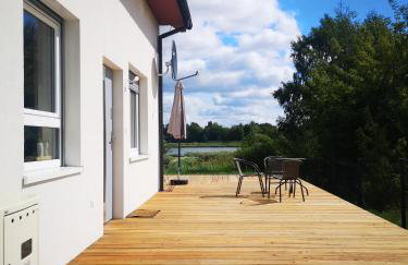 Dom nad jeziorem z prywatnym pomostem i linią brzegową - Foto 13