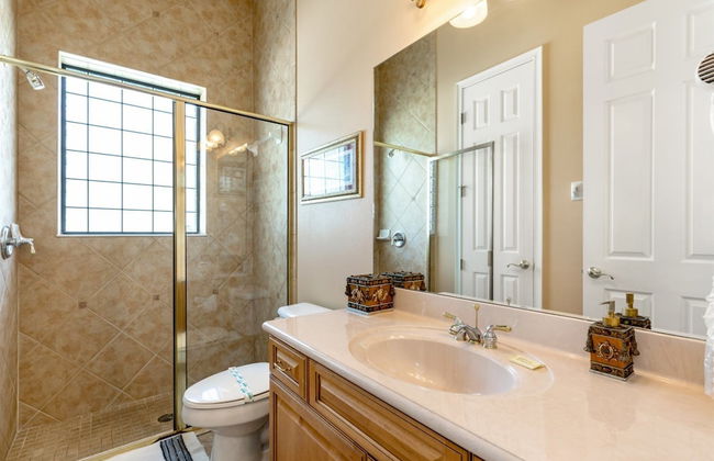 Stunning Large 7 bed Home With Private Pool, Spa, Balcony, Cinema Room, Fitness Suite and Able to see the Disney Fireworks - 467 - Foto 28