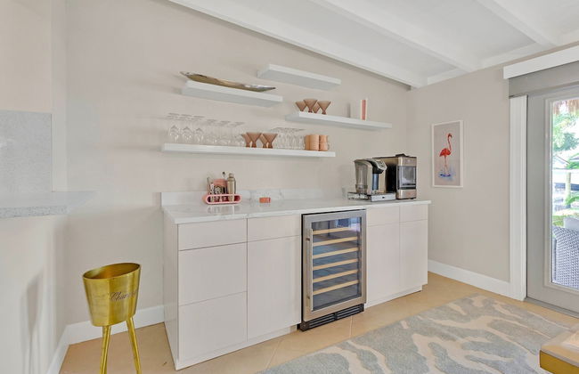 Flirty Flamingo Colorful Waterfront Escape w Pool - Foto 9