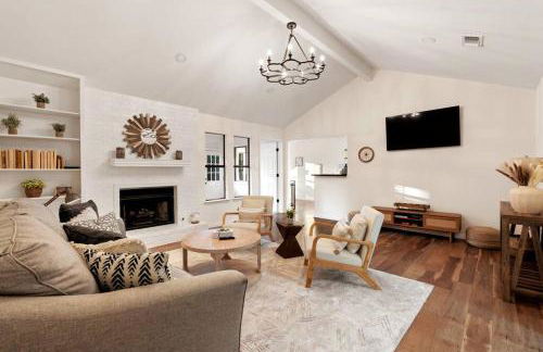 Charming & Bright W Lounging Pool and Hot Tub - Photo 2