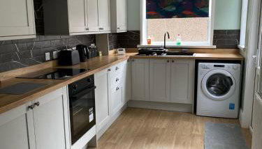 ML Short Stays - 3 Bedroom House Near BAE - Photo 1